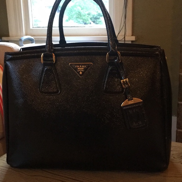 Black Prada tote - Picture 1 of 3